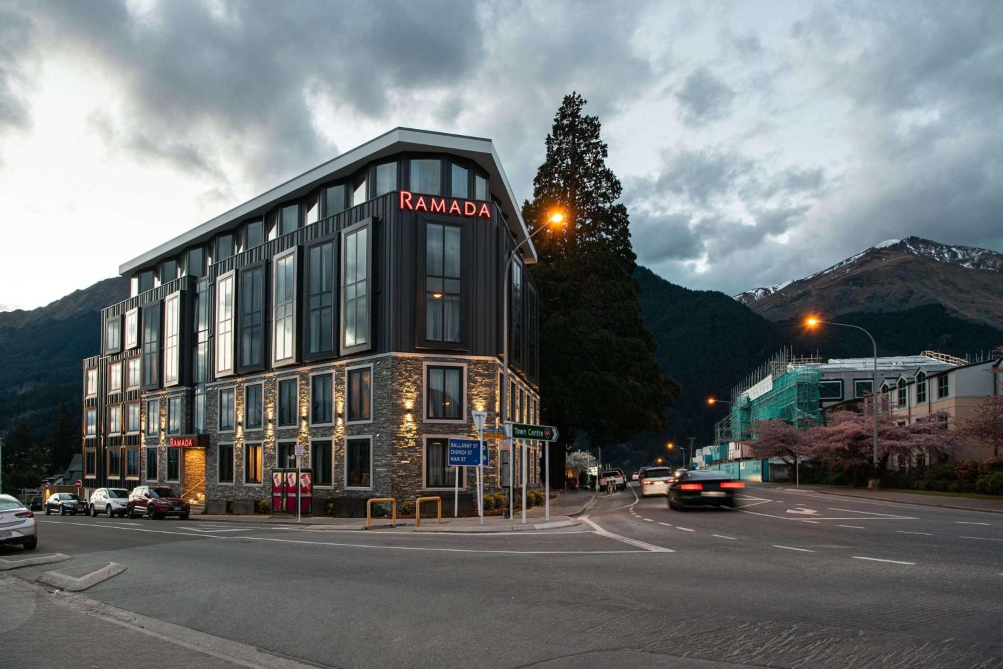 รามาดา บาย วินด์แฮม ควีนส์ทาวน์ เซ็นทรัล Hotel ภายนอก รูปภาพ